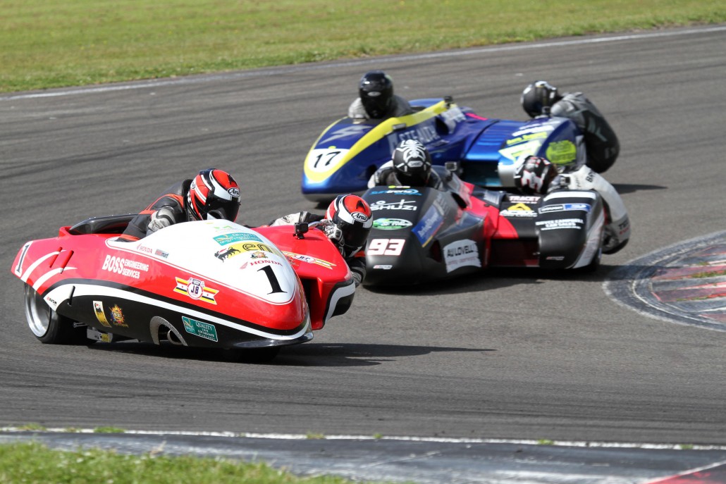 Sidecar-racing-is-always-entertaining.-Adam-Unsworth-leads-Aaron-Lovell-&-Spike-Taylor-at-Manfeild.-1m-TerryStevensonFoto-231