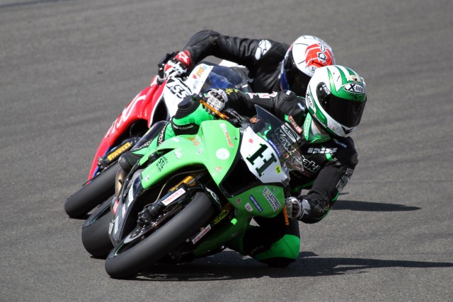Who-will-win.-Horst-Saiger-&-Sloan-Frost-are-equal-on-points-in-F1-Superbike.-1m-TerryStevensonFoto-158