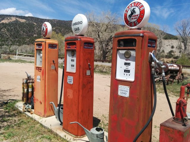filling-station-408075_960_720