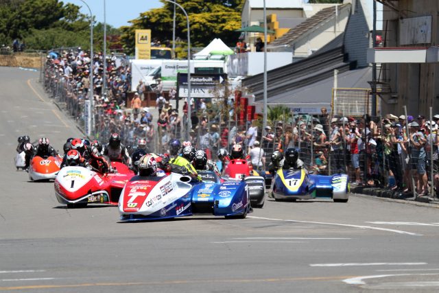 Tim Reeves & kiwi Robbie Shorter lead the charge at Whanganui in 2015. 1mTerry.StevensonFoto