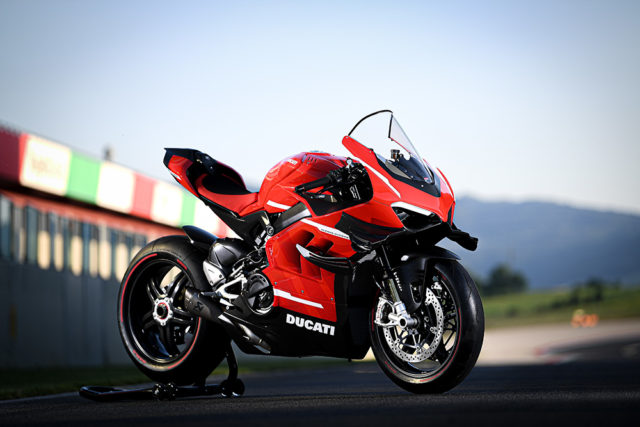 06_DUCATI_SUPERLEGGERA_V4_UC172354_Low