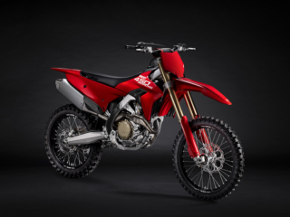 04-MY26_DESMO450_MX_STUDIO-_16__UC775632_Low Ducati DESMO450