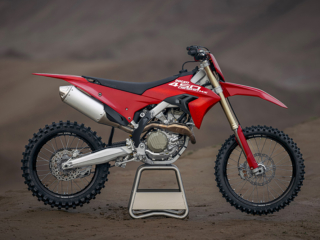 07-MY26_DESMO450_MX_STATICS_ON_LOCATION-_2__UC775637_Low Ducati DESMO450