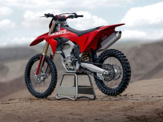 08-MY26_DESMO450_MX_STATICS_ON_LOCATION-_8__UC775636_Low Ducati DESMO450