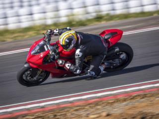 Ducati Panigale V2, Panigale V2S review test, ducati elbow down