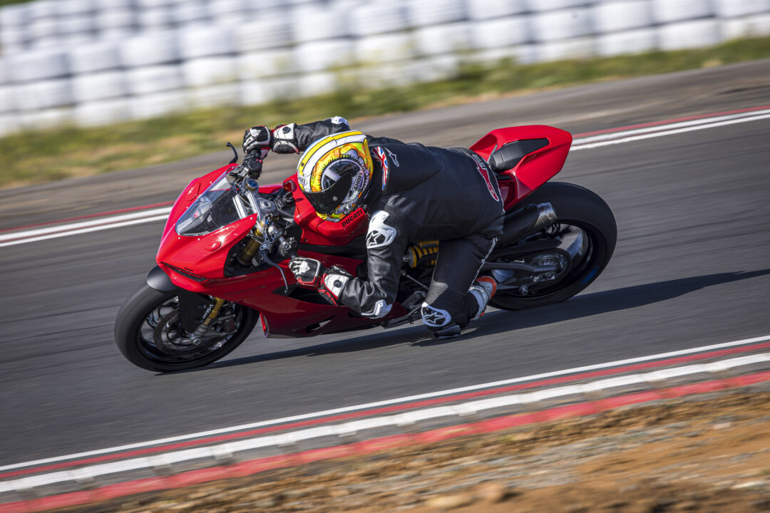 Ducati Panigale V2, Panigale V2S review test, ducati elbow down