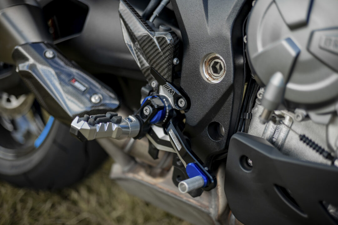 BMW M1000XR anodised pegs