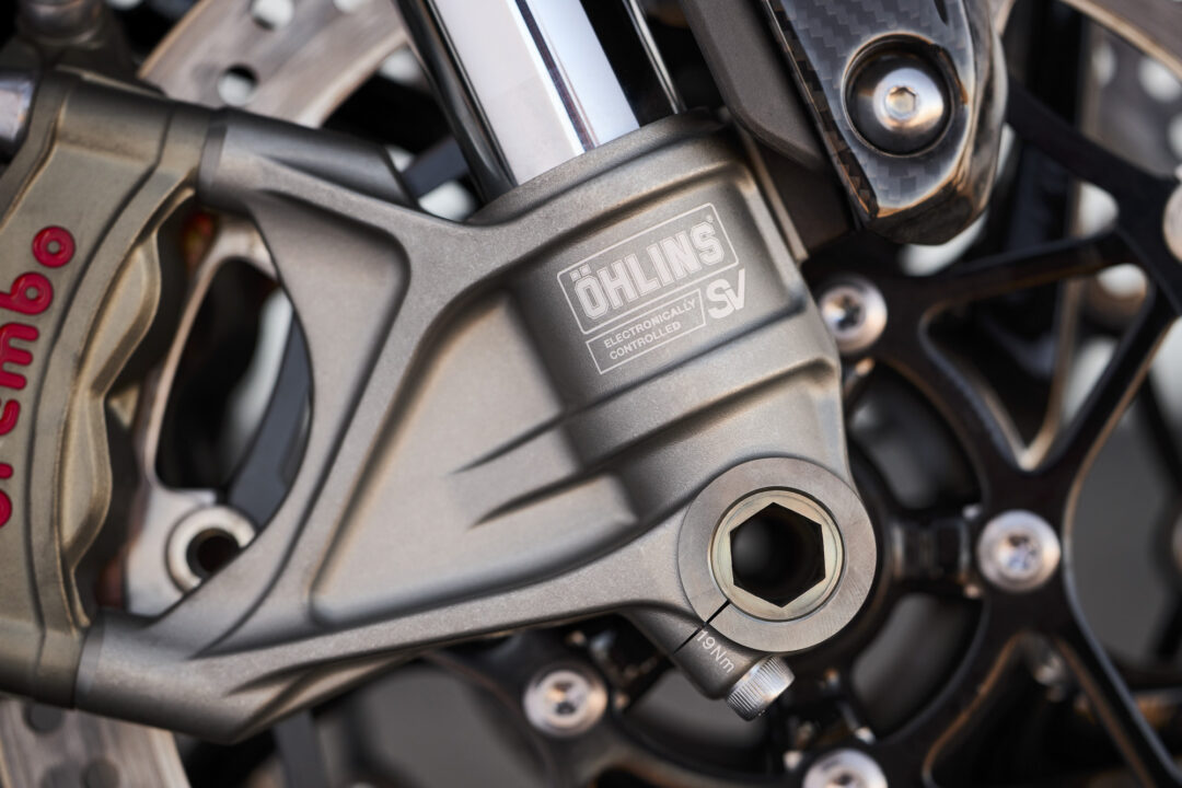 Triumph Speed Triple 1200RX ohlins forks electronically controlled