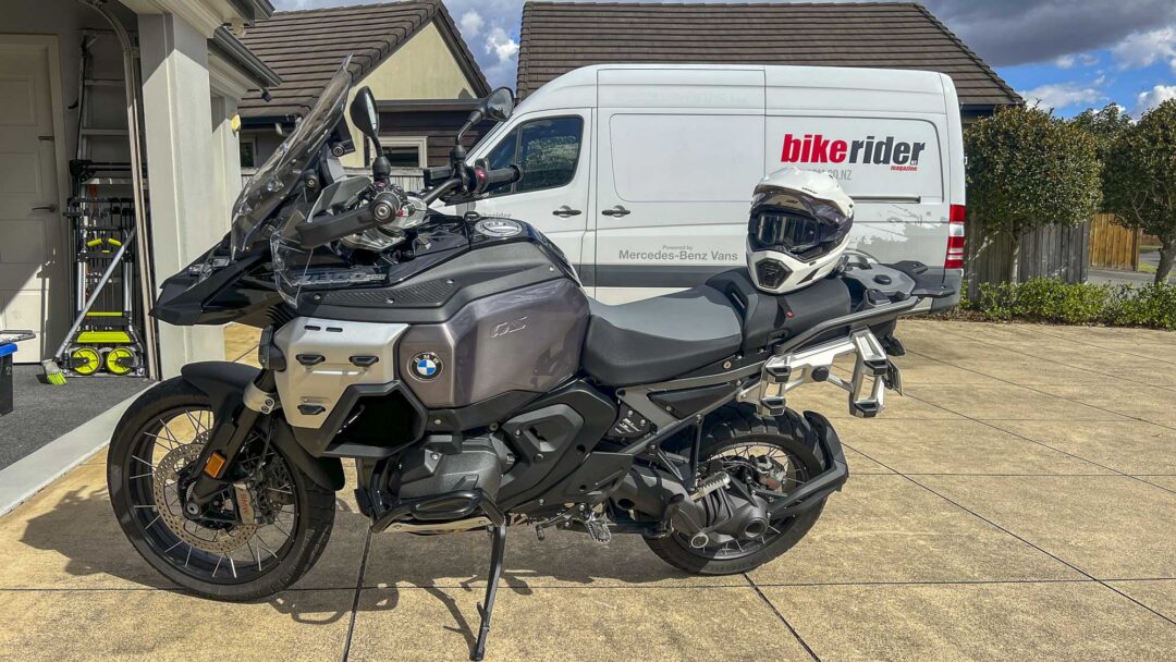 Leatt 8.5 Adventure Helmet review on BMW R 1300 GS Adventure