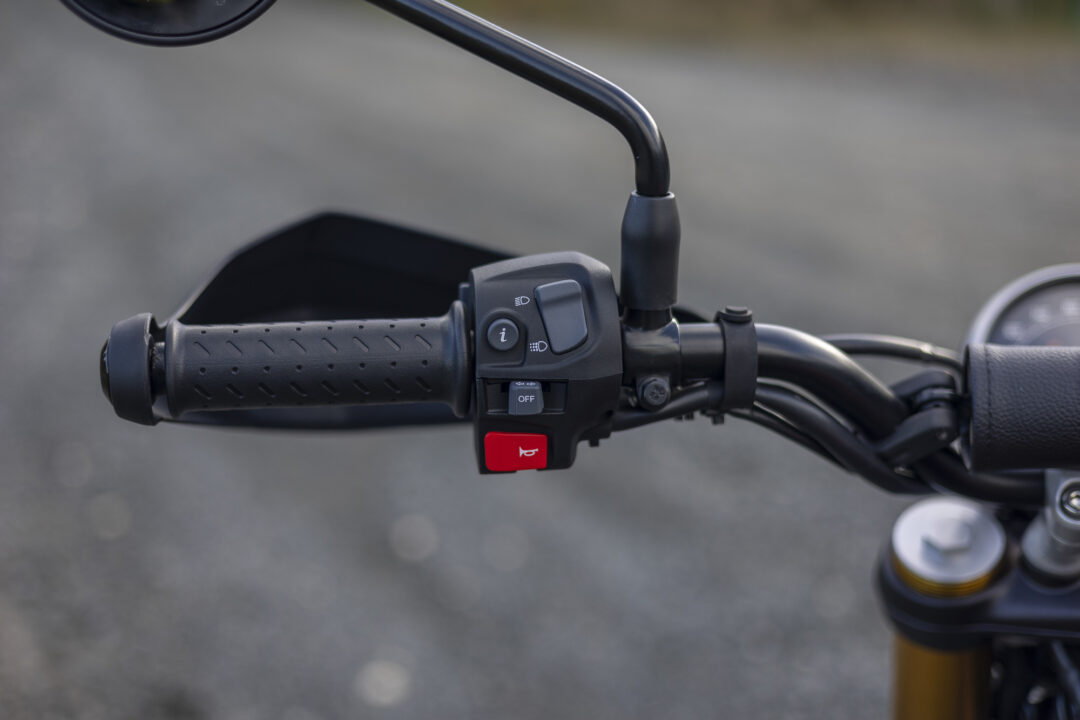 Triumph Scrambler 400X switch