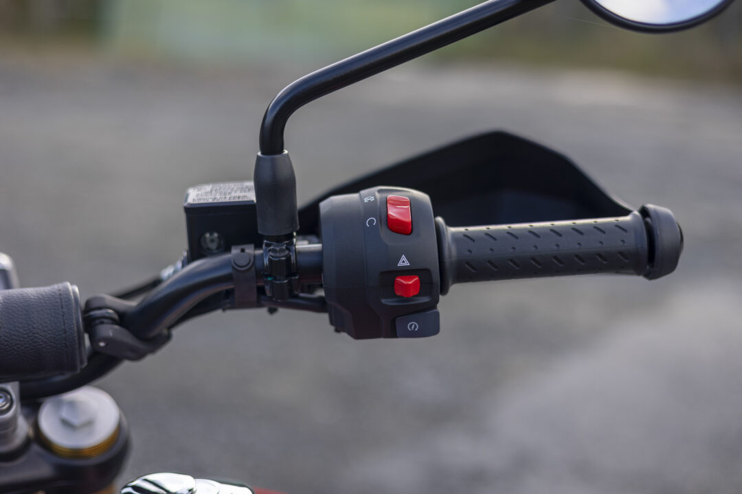 Triumph Scrambler 400X switch