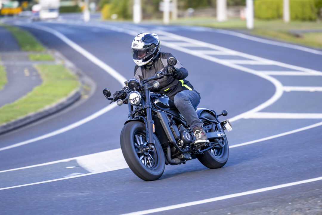 CFMOTO CL-C Bobber action Shoei helmet IXON jacket