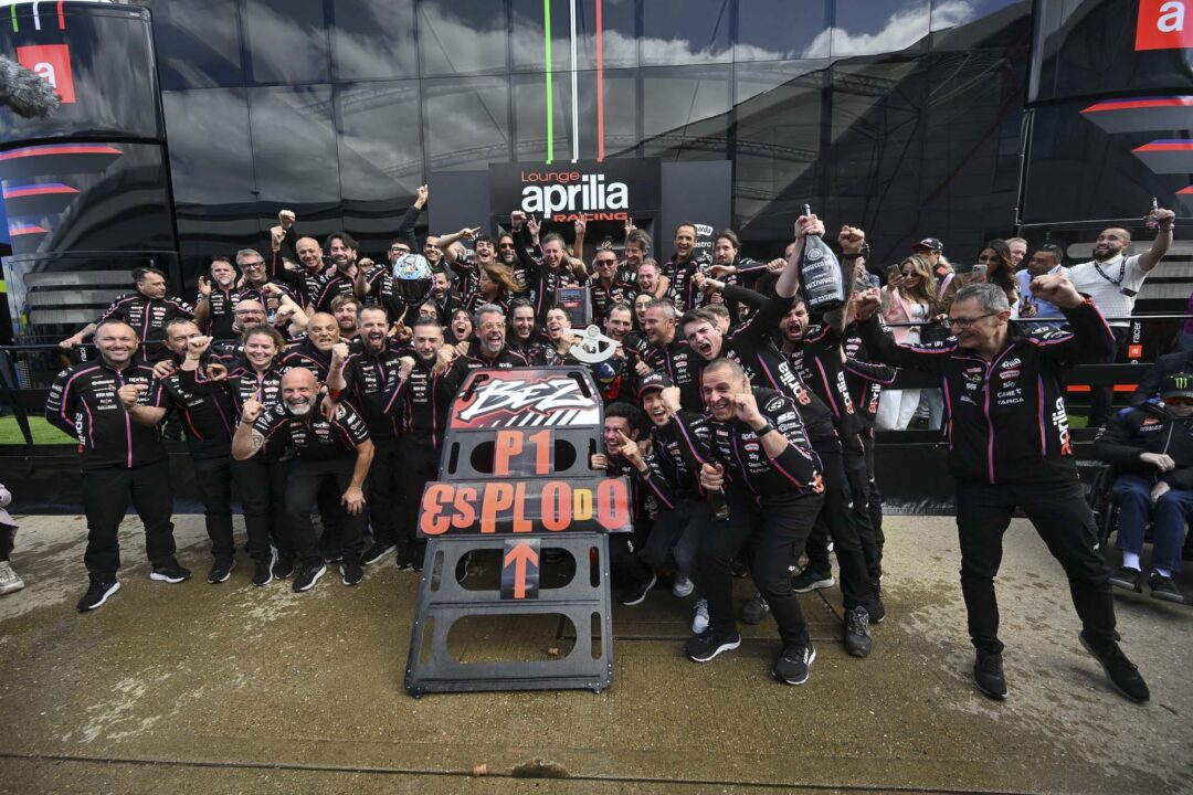Aprilia_Silverstone_Win Team