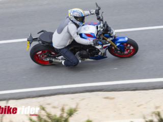 Rider cornering aggressively on the 2025 BMW F900R naked bike with Pirelli Diablo Rosso Corsa IV tyres