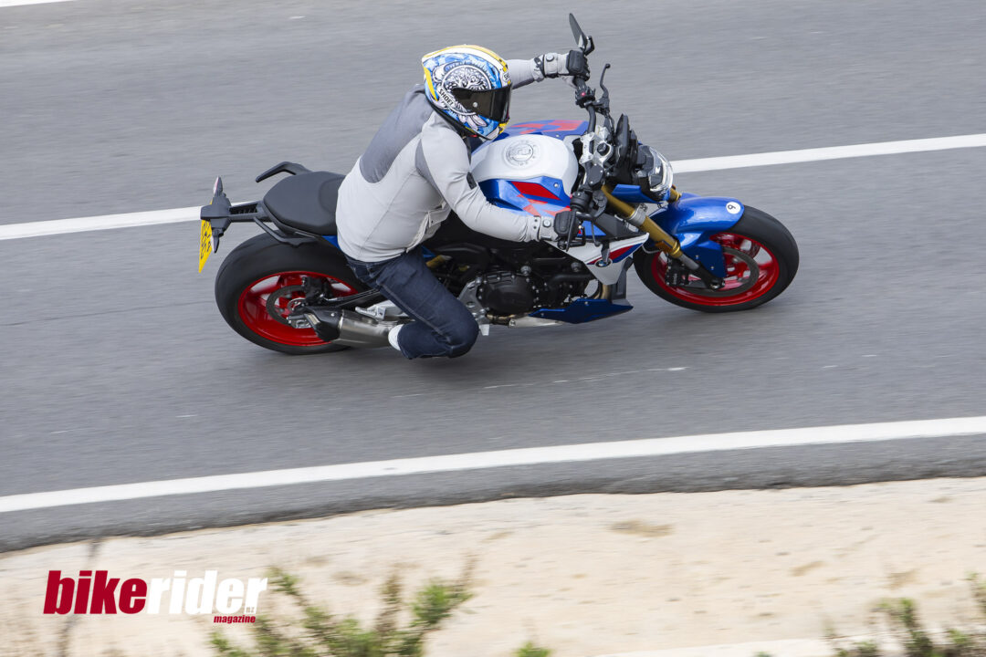 Rider cornering aggressively on the 2025 BMW F900R naked bike with Pirelli Diablo Rosso Corsa IV tyres