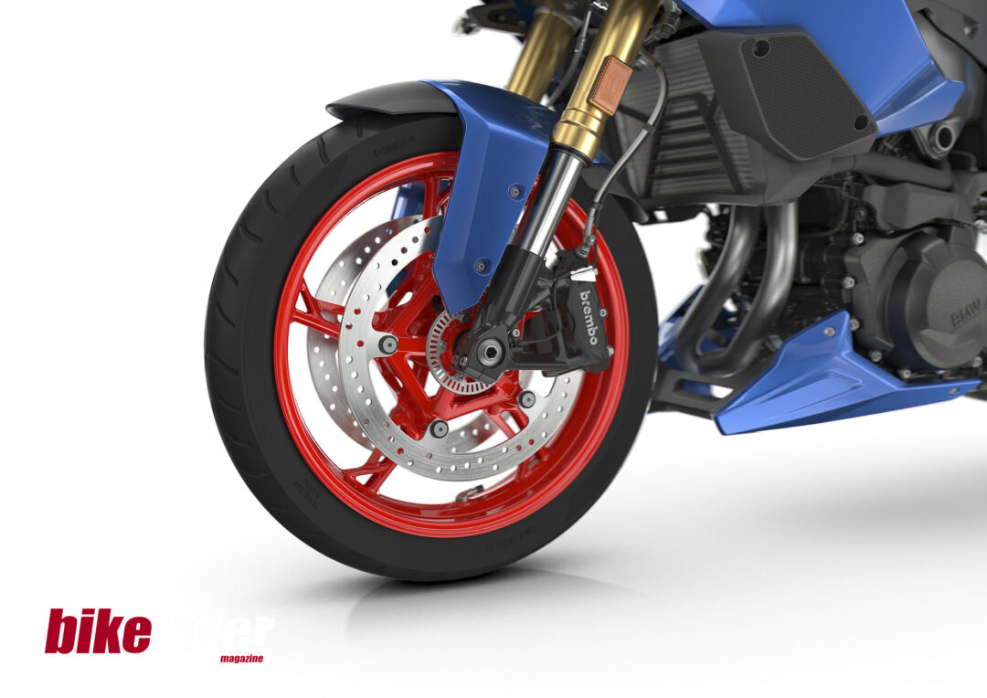 Fully adjustable USD forks on the BMW F900XR 2025 front suspension and brembo radial uprated brakes.