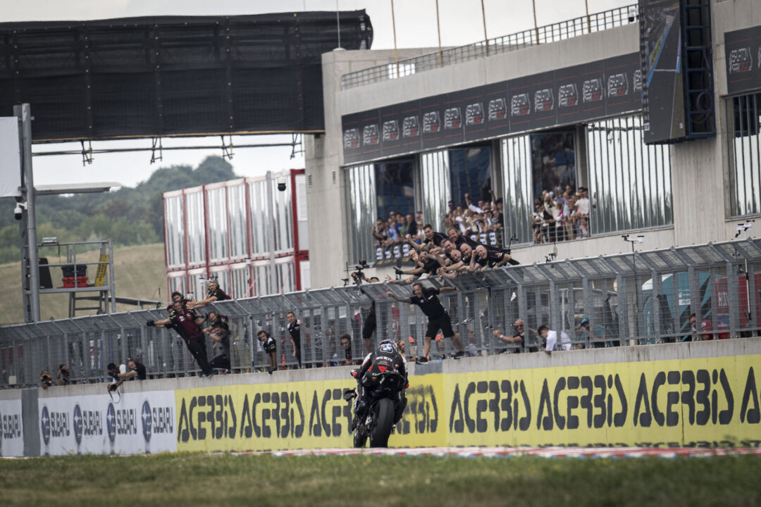 BMW WSBK Toprak Razgatlioglu Rokit BMW review test track action