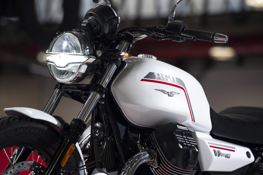 Moto Guzzi V7-Special_2025 headlight