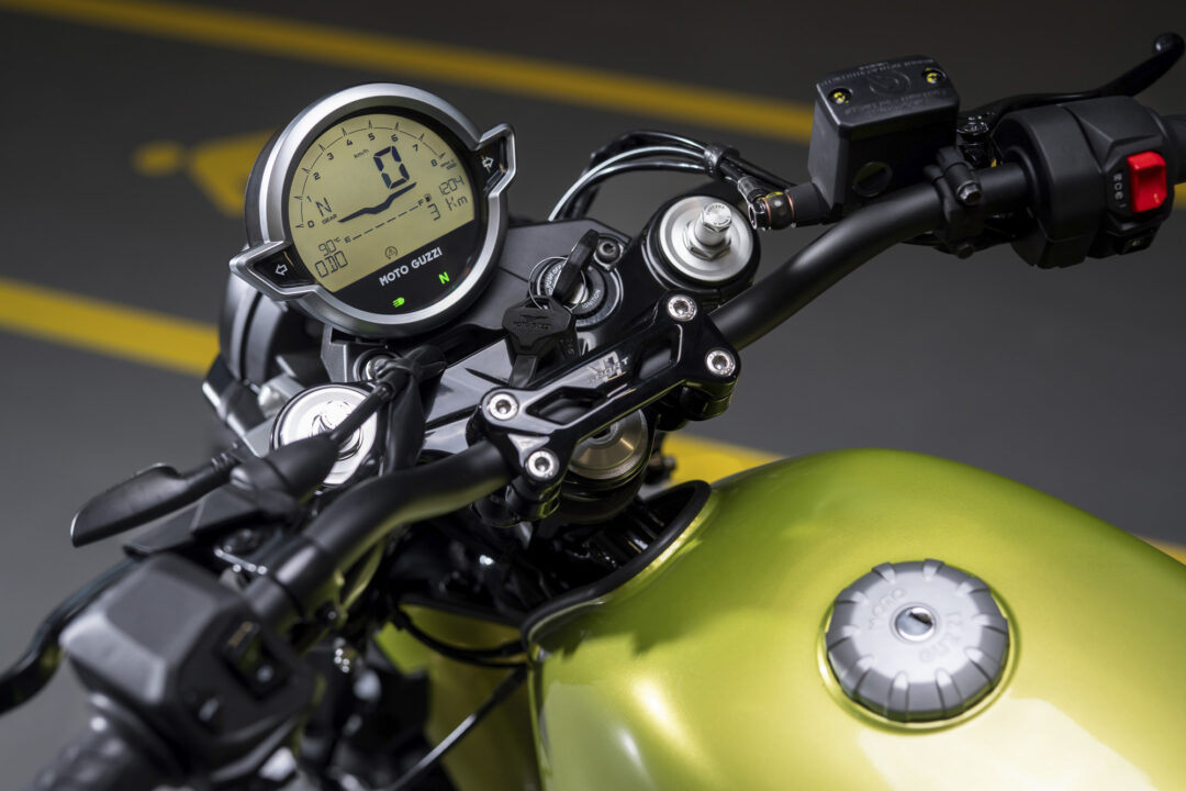 Moto Guzzi V7-Sport_2025 dash LCD