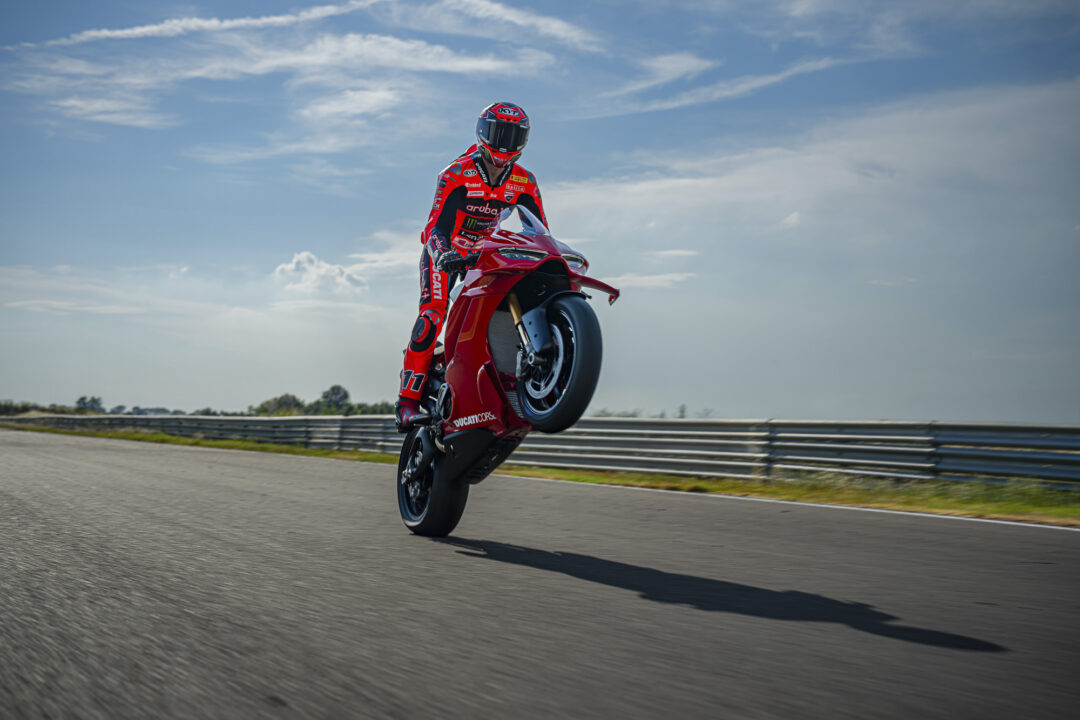 MY26_PANIGALE_V4R action track wheelie