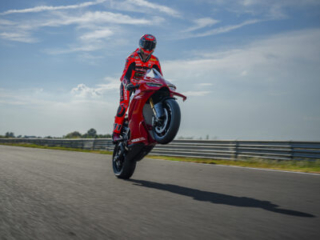 MY26_PANIGALE_V4R action track wheelie