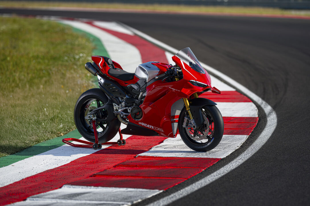 MY26_PANIGALE_V4R action track static