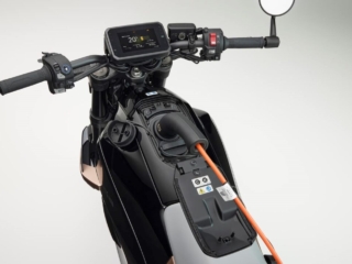 546713_Confirmed_name_production_timing_and_major_specification_details_for_the-1080x721 Honda WN7 EV electric motorcycle plug