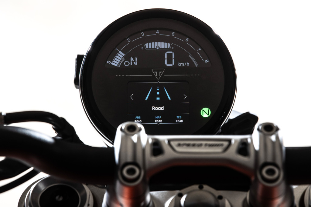 Triumph-Speed-Twin-1200-Clocks