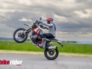 BMW_R12GS action wheelie