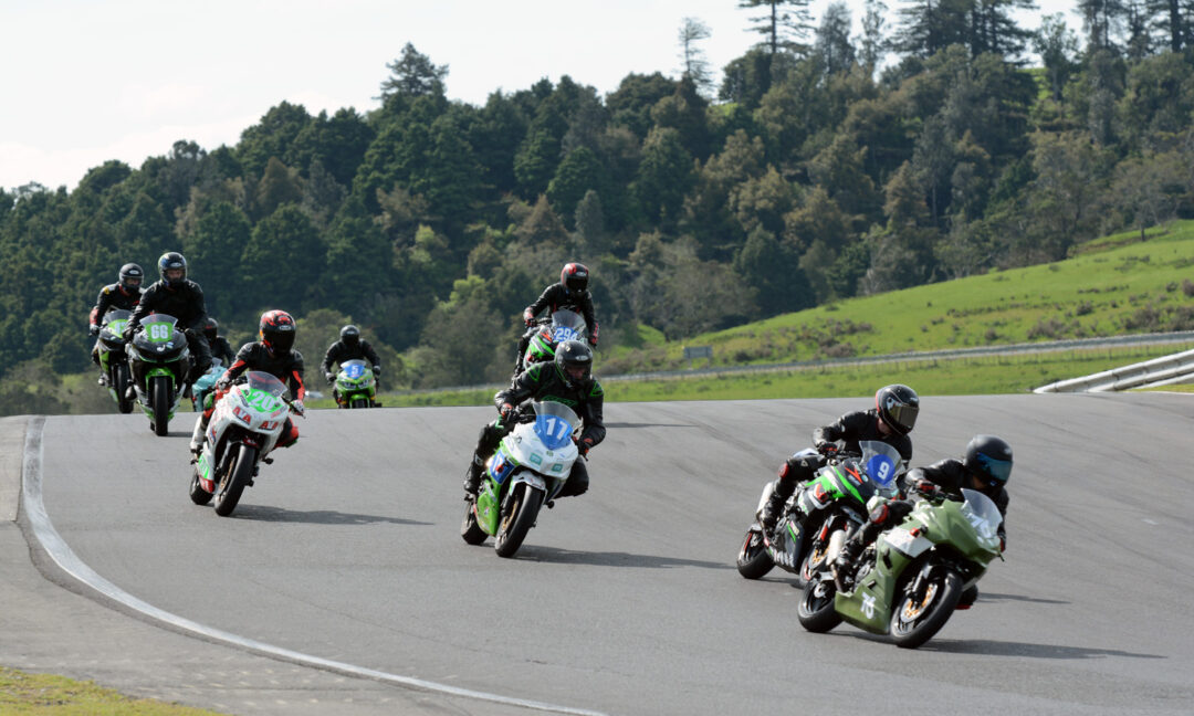 Ninja Cup - (76) Justin Reid, (9) Ben Cook, Auckland Motorcycle Club Suzuki Series Round 2, Hampton Downs