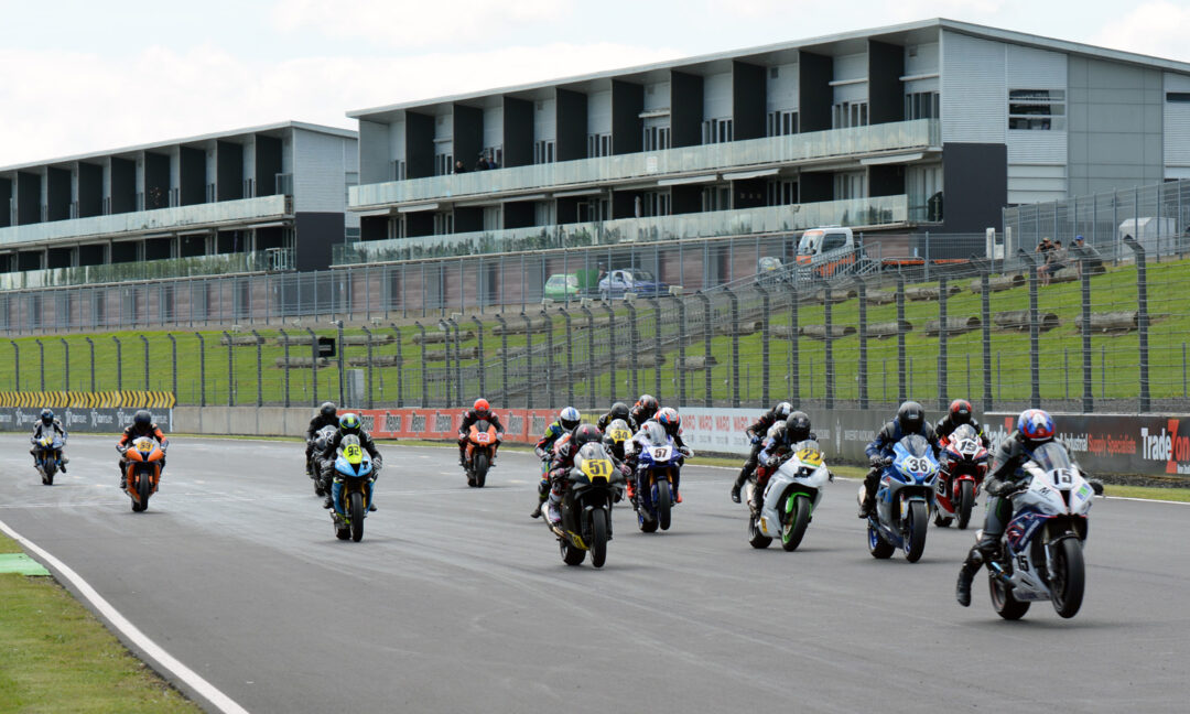 Senior race start, Auckland Motorcycle Club Suzuki Series Round 2, Hampton Downs