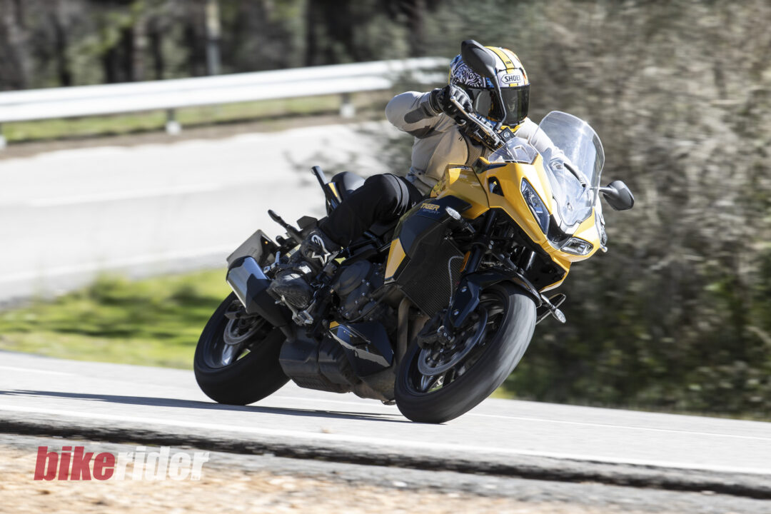 Tiger-Sport-800_MY25_action road