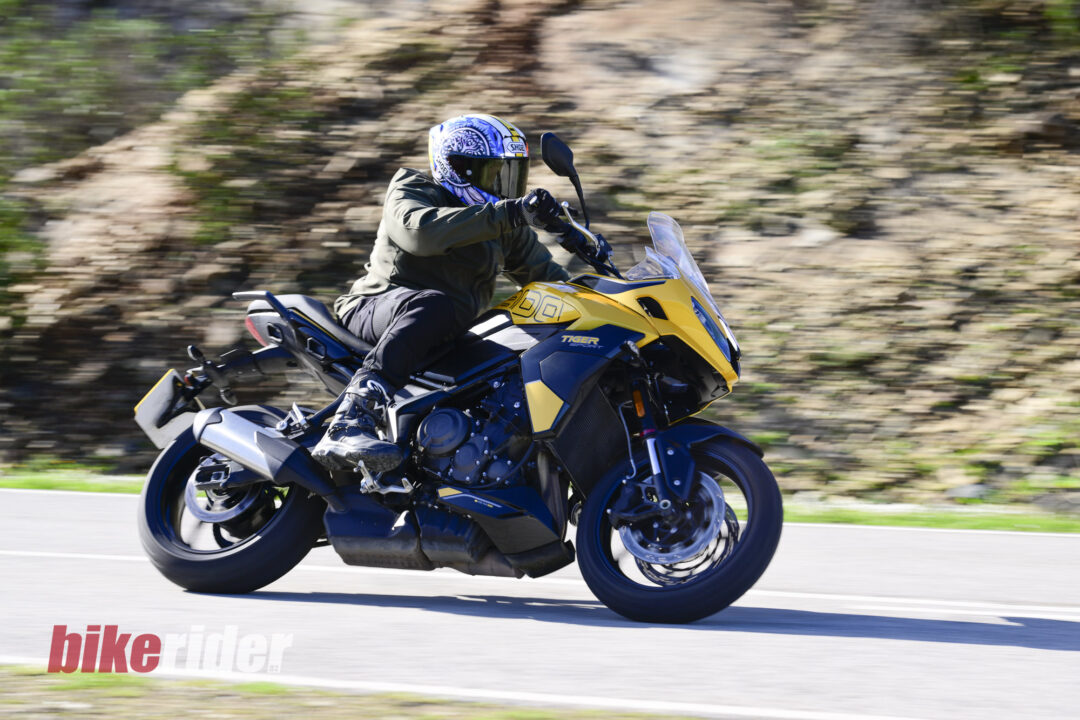 Triumph_Tiger_Sport_800_action road review