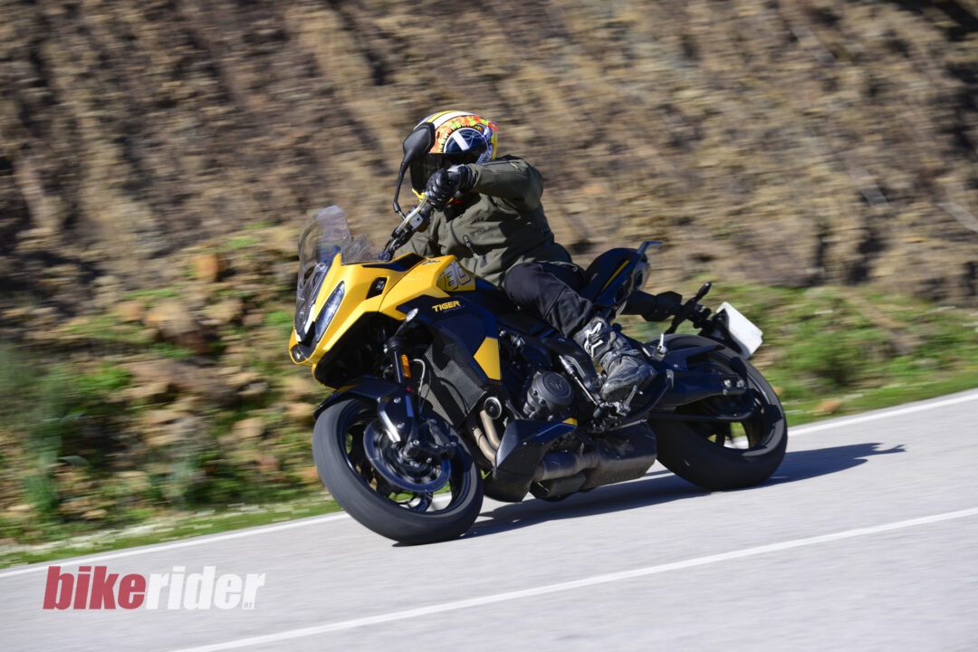 Triumph_Tiger_Sport_800_action road review