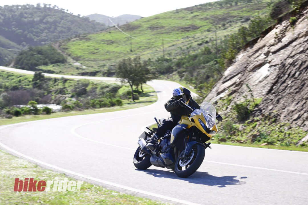 Tiger-Sport-800_MY25_action road