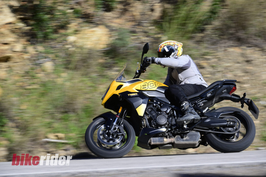 Tiger-Sport-800_MY25_action road