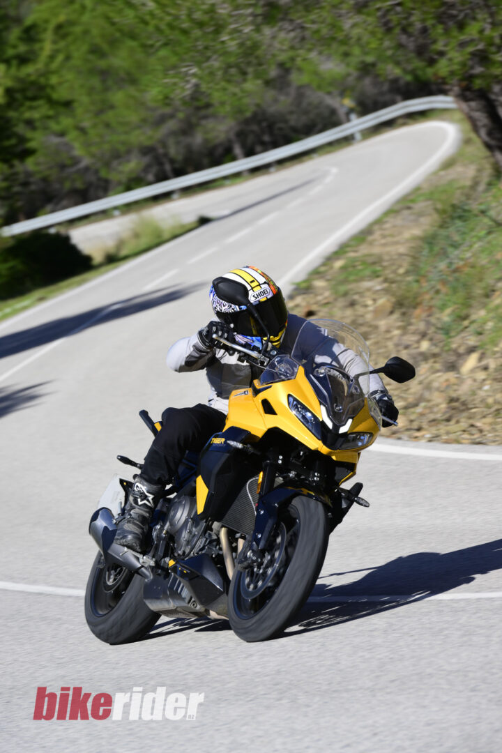 Tiger-Sport-800_MY25_action road