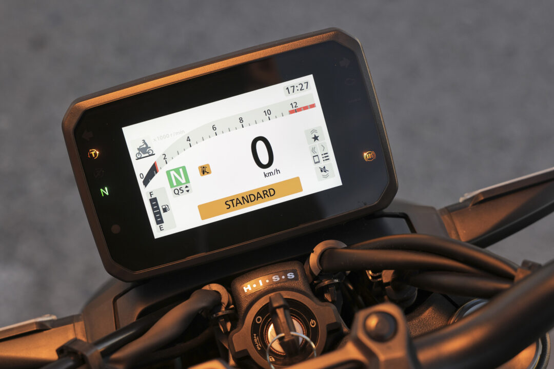 Honda Hornet CB1000 review dash TFT