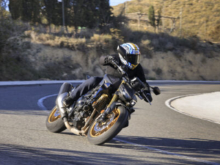 Honda Hornet CB1000 review cornering hard on the road