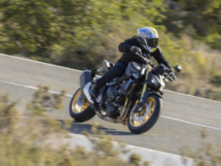 Honda Hornet CB1000 review cornering hard on the road
