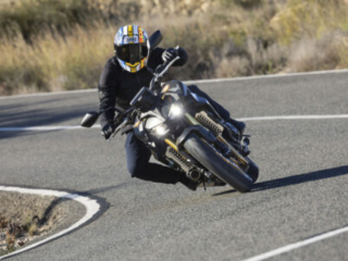 Honda Hornet CB1000 review cornering hard on the road