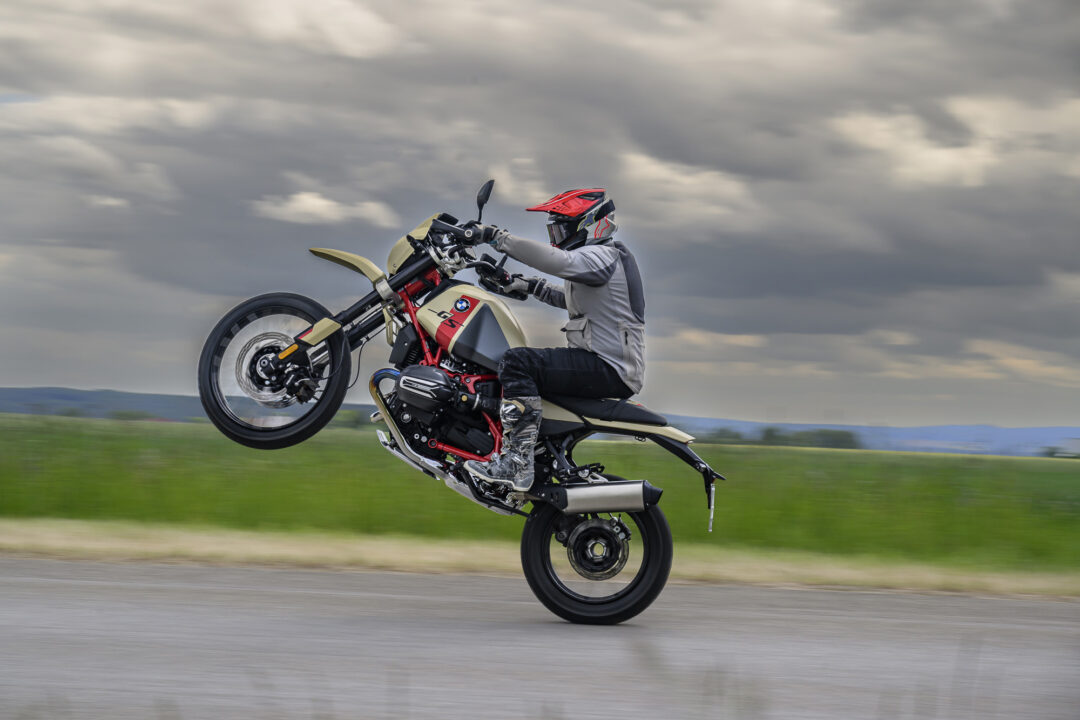 BMW R 12 GS wheelie