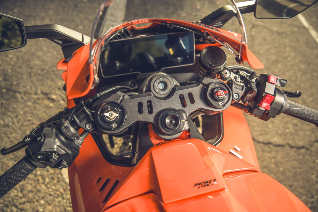 KTM 990 RC R cockpit with 8.8-inch TFT display and switchgear