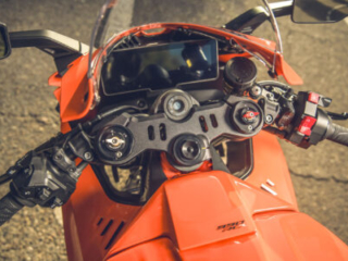 KTM 990 RC R cockpit with 8.8-inch TFT display and switchgear
