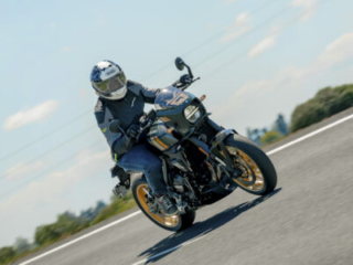 Suzuki GSX-8TT action road female rider