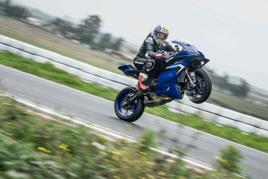 Yamaha R9 wheelie race track