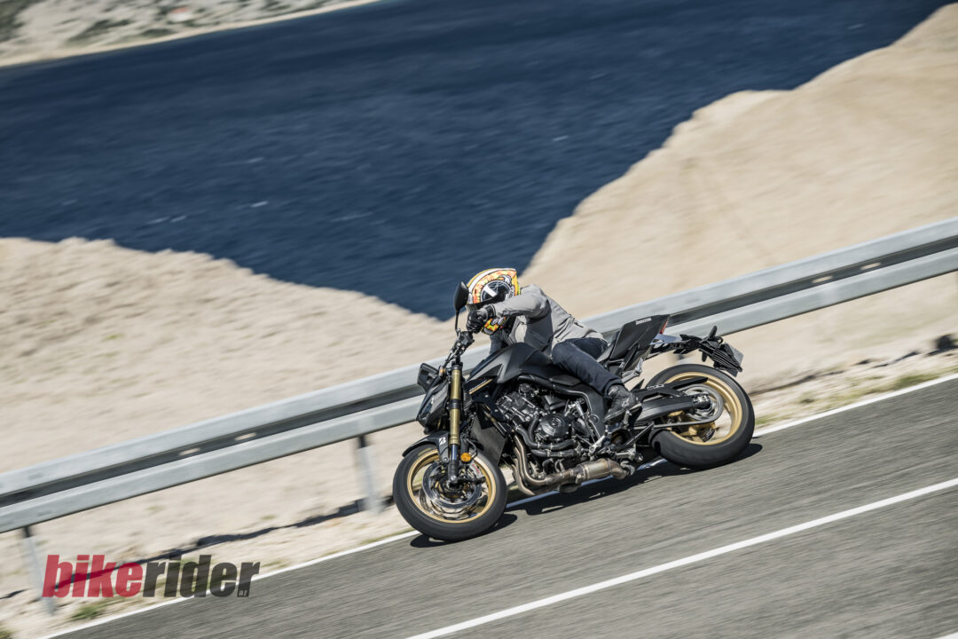 BATTLAX SPORT TOURING T33 review test Honda Cb1000 Hornet