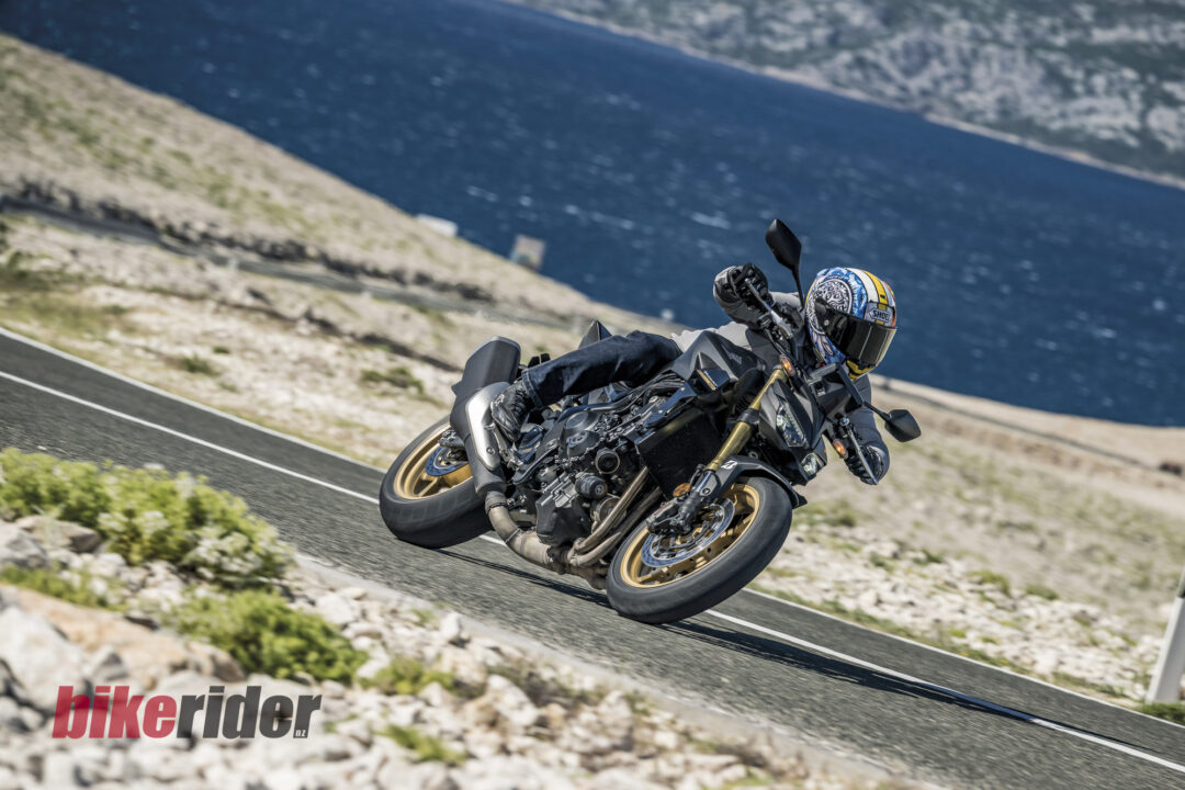 BATTLAX SPORT TOURING T33 review test Honda Cb1000 Hornet