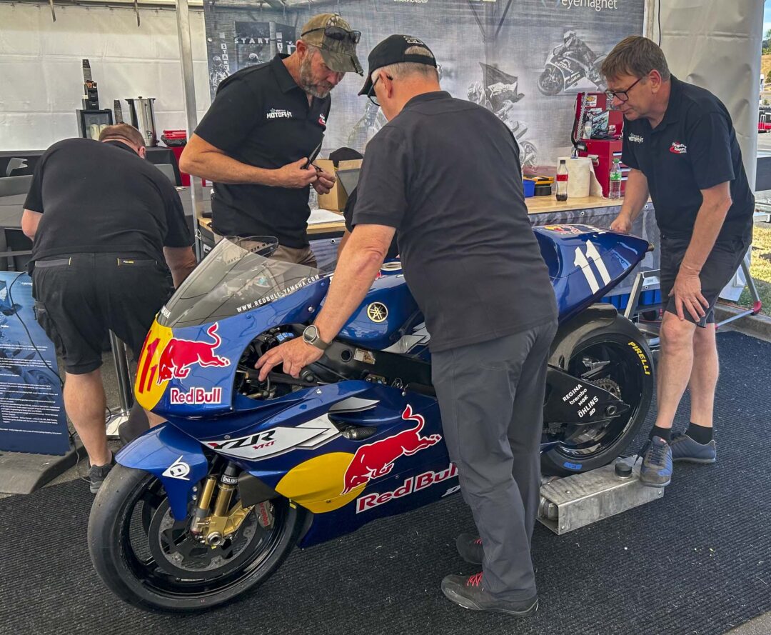 Many hands make light work keeping the YZR500 ridden by Simon Crafar running.