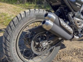 Triumph Scrambler 400XC Metzeler Karoo tyre and spoked aluminium wheels